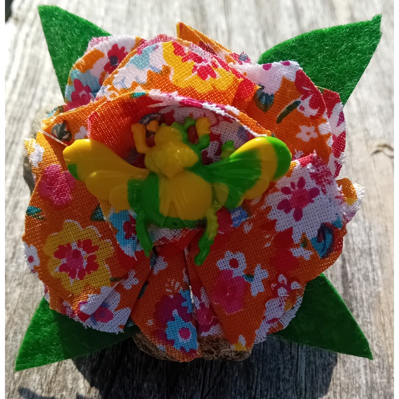Broche fleur et insecte jaune