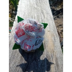 broche fleur blanche et rouge