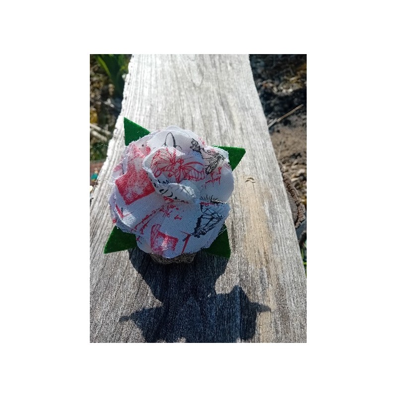 broche fleur blanche et rouge