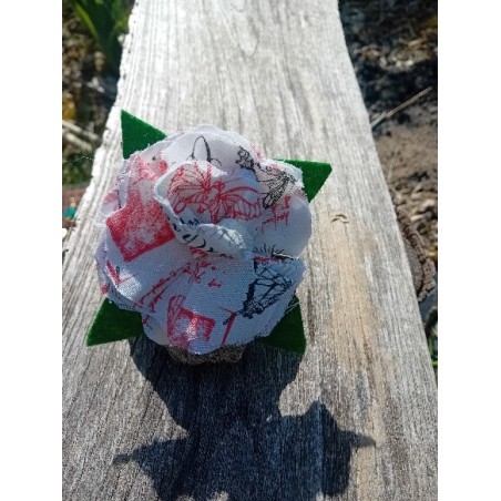 broche fleur blanche et rouge