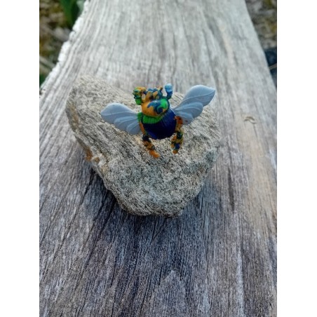 broche insecte arc-en-ciel